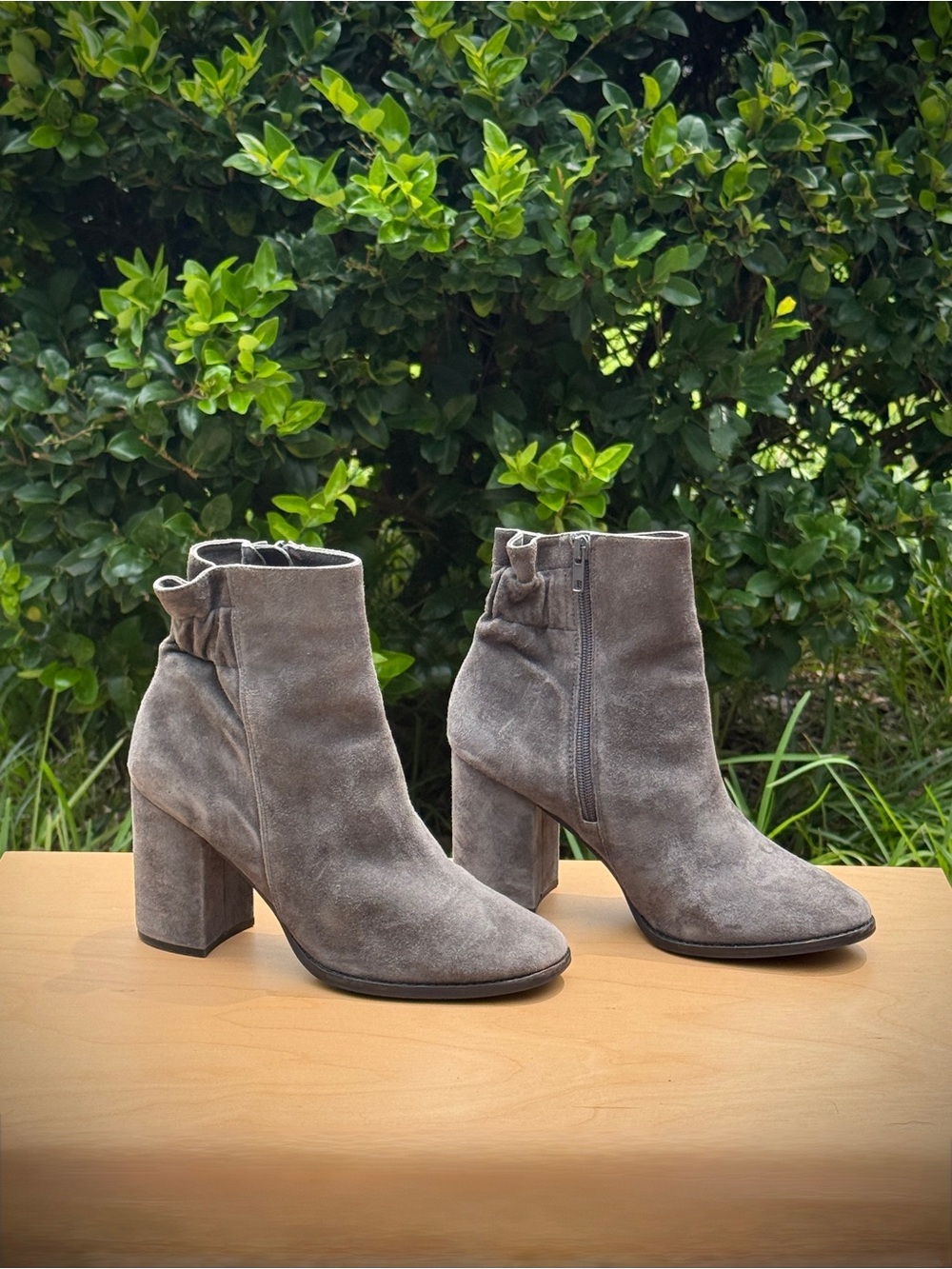 Arturo Chiang Rakel Gray Suede Ruffle Back Ankle Boots Block Heel Size 10M